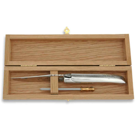 Couteau laguiole dans un coffret en chêne vernis avec affuteur