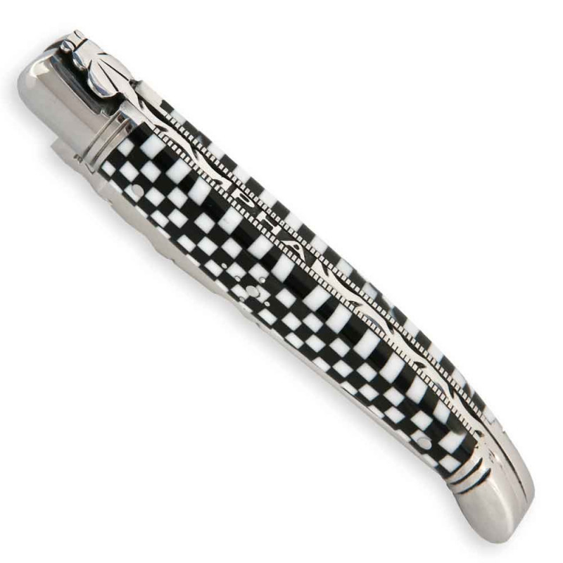 Laguiole damier forgé personnalisé avec des initiales sur le ressort